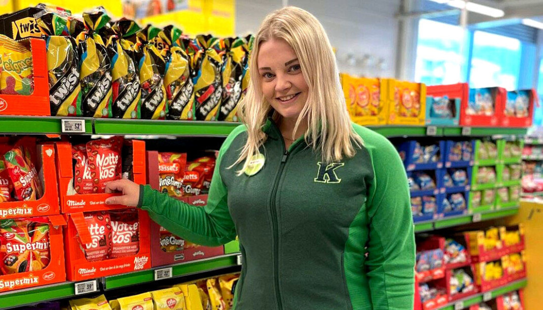 Om noen måneder åpner Marina Thomassen (25) ny Kiwi-butikk på Leknes. Hun har allerede byttet ut Rema-drakten med grønne Kiwi-farger. Om noen måneder åpner Marina Thomassen (25) ny Kiwi-butikk på Leknes. Hun har allerede byttet ut Rema-drakten med grønne Kiwi-farger.