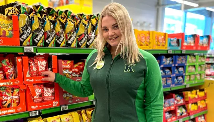 Om noen måneder åpner Marina Thomassen (25) ny Kiwi-butikk på Leknes. Hun har allerede byttet ut Rema-drakten med grønne Kiwi-farger.