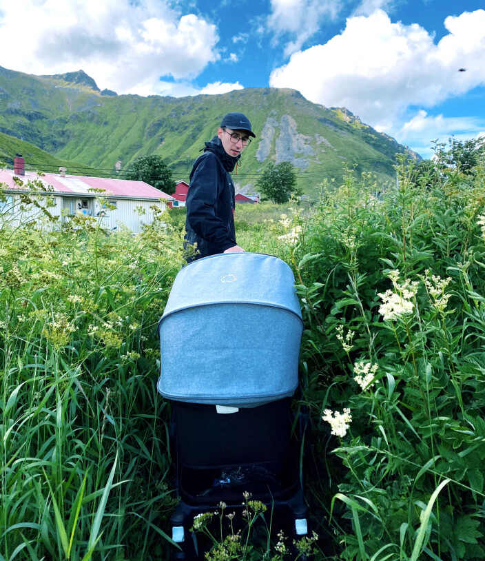 Dro med oss en sovende Elio ned til fjæra ved oldemor sitt hus på Valle i Lofoten. Dro med oss en sovende Elio ned til fjæra ved oldemor sitt hus på Valle i Lofoten.