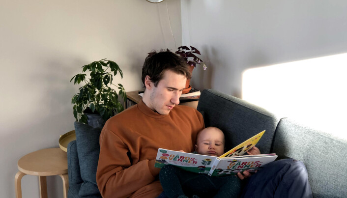 Kristian og Elio i sofaen: Og av og til har dette vært utsikten fra hjemmekontoret. I det siste har Deichman hovedbibliotek blitt veldig flittig brukt. Kristian og Elio i sofaen: Og av og til har dette vært utsikten fra hjemmekontoret. I det siste har Deichman hovedbibliotek blitt veldig flittig brukt.