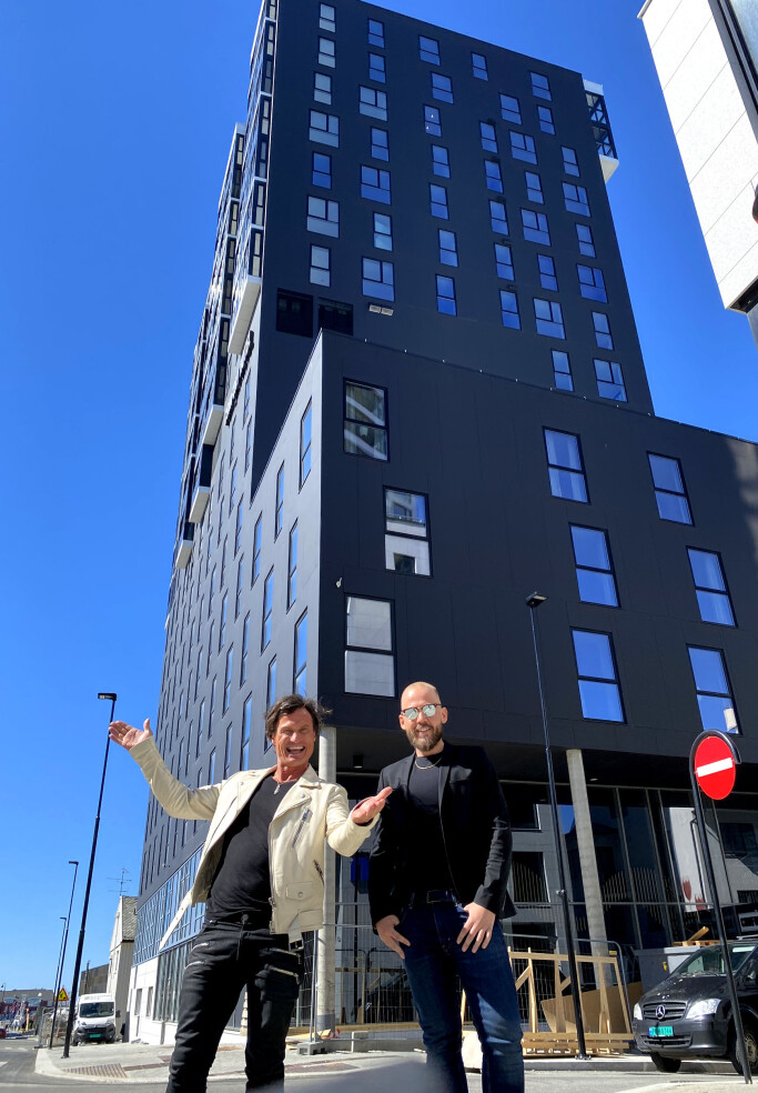 Petter Stordalen foran Comfort Hotel Bodø før åpningen. Petter Stordalen foran Comfort Hotel Bodø før åpningen.