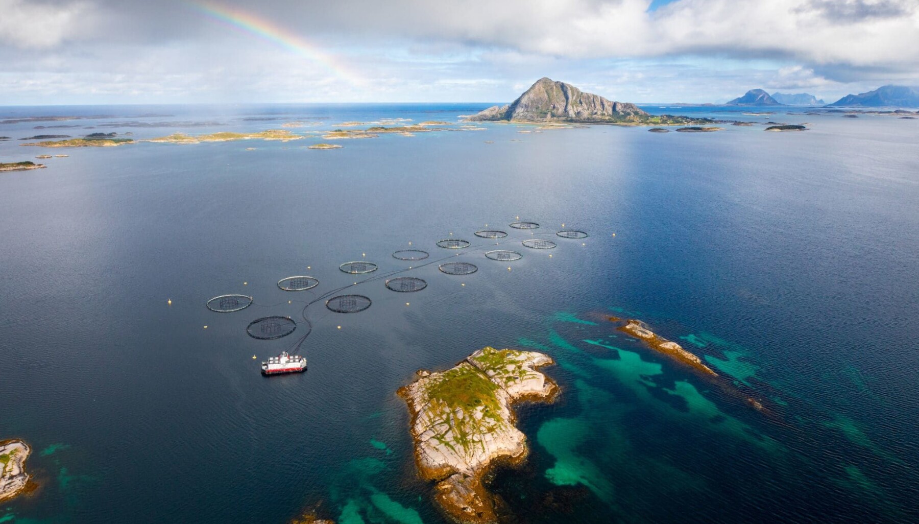 Vårt anlegg på Svinvær, med utsikt over Helgelandskysten. Vårt anlegg på Svinvær, med utsikt over Helgelandskysten.
