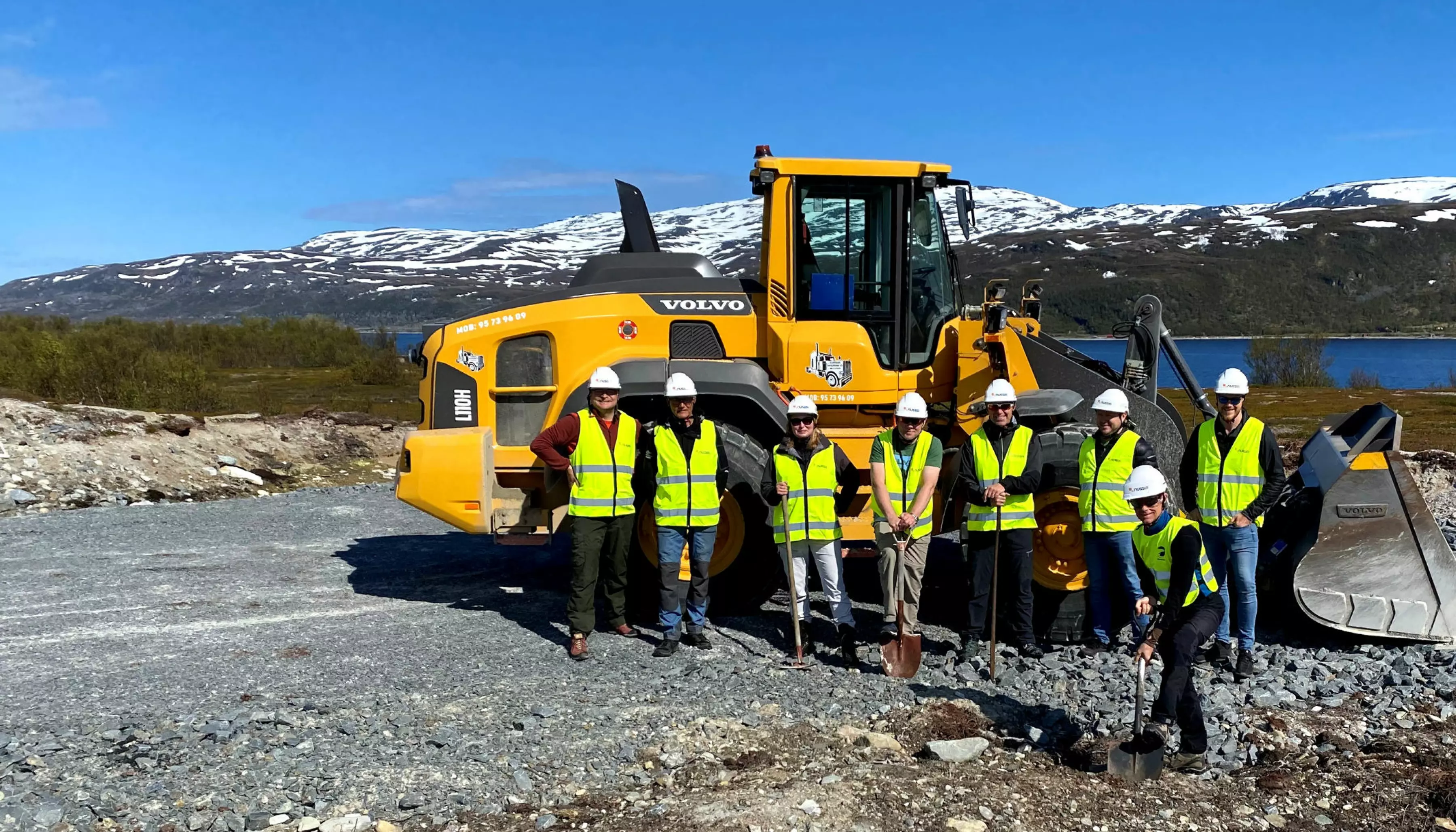 Nussir er klare for å grave gruve på Markoppneset ved Repparfjord i Finnmark. Med spaden foran: Administrerende direktør Øystein Rushfeldt.
