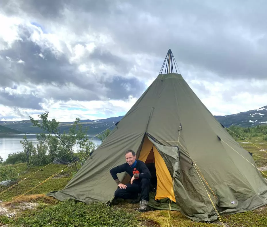 Gruvesjef Øystein Rushfeldt – her selv ved telt i nærområdet til Nussir.