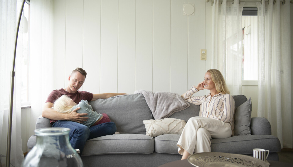 Øyvind Andersen og Astrid Willassen skulle nordover – og til slutt fant de både hustomt og midlertidig bolig. Her med datteren Mina i sofaen.