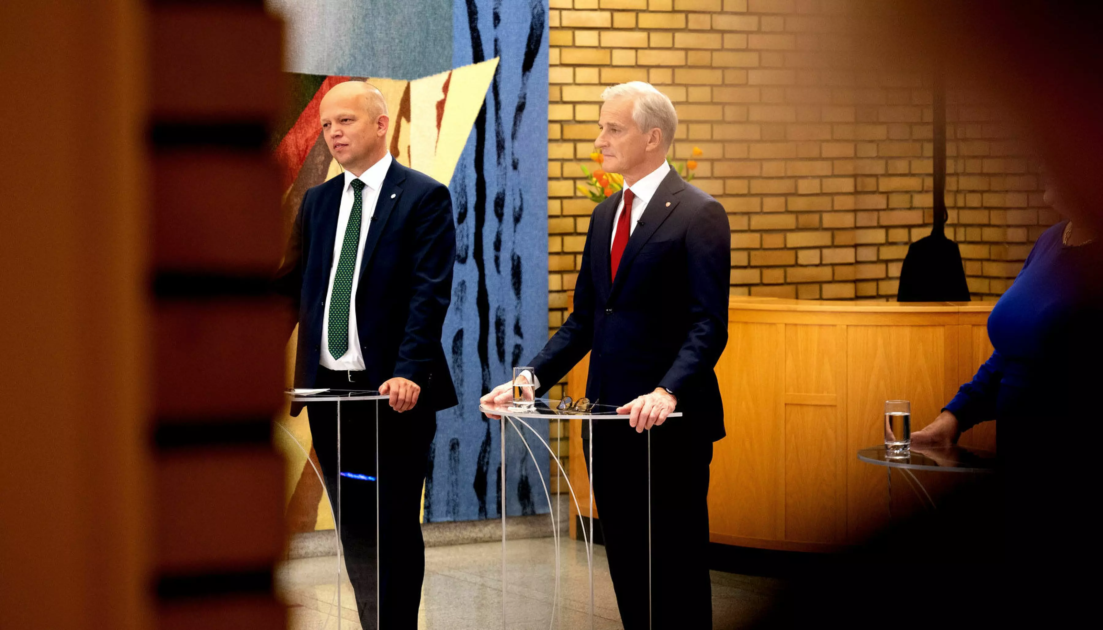 Partilederne Trygve Slagsvold Vedum (Sp) og Jonas Gahr Støre under valgnattens partiledersamtale på Stortinget.