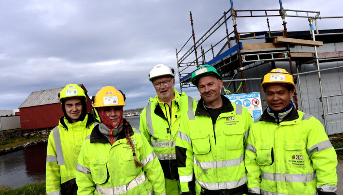 Noen av våre ansatte i arbeid med en trafostasjon på Andenes. Kaper Bjørkebo, Selina Nilsen, Ragnar Nordsveen, Jaroslaw Lyzwa og Vungh Son Thang Noen av våre ansatte i arbeid med en trafostasjon på Andenes. Kaper Bjørkebo, Selina Nilsen, Ragnar Nordsveen, Jaroslaw Lyzwa og Vungh Son Thang