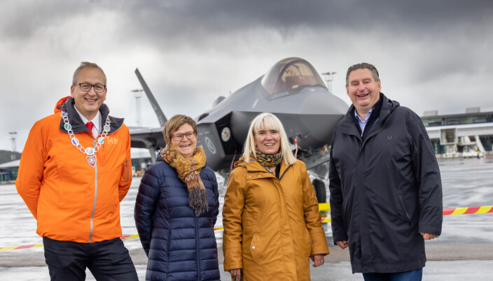 Ordførerne i regionen tar i mot F35 jagerfly på Evenes. Fra venstre: Terje Bartholsen (Evenes), Helene berg Nilsen (Tjeldsund), Kari-Anne Opsal (Harstad) og Rune Edvardsen (Narvik).