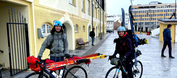 – Her er vi på vei til Senja med hurtigbåten. Med ski på syklene, forteller Romain og Isabel. – Her er vi på vei til Senja med hurtigbåten. Med ski på syklene, forteller Romain og Isabel.