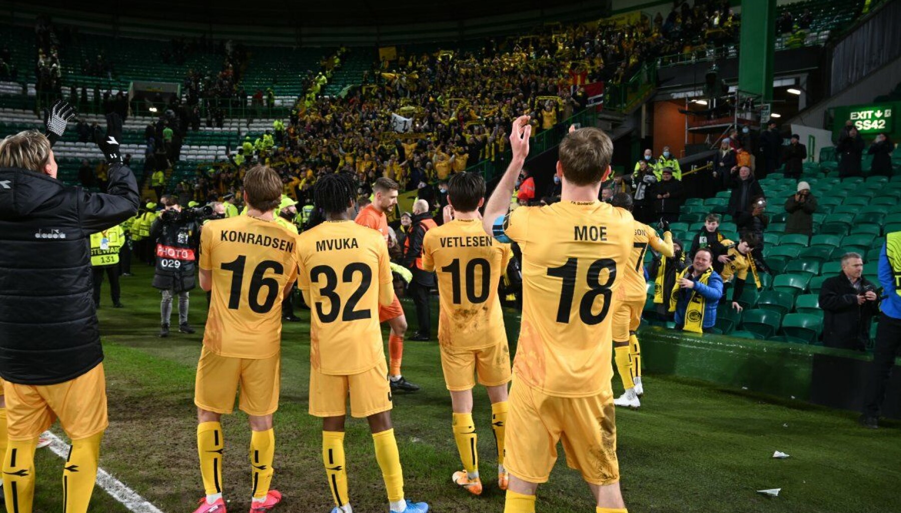 Bodø/Glimt-spillerne tok i mot applaus fra 800 bortefans på Celtic Park torsdag. Bodø/Glimt-spillerne tok i mot applaus fra 800 bortefans på Celtic Park torsdag.