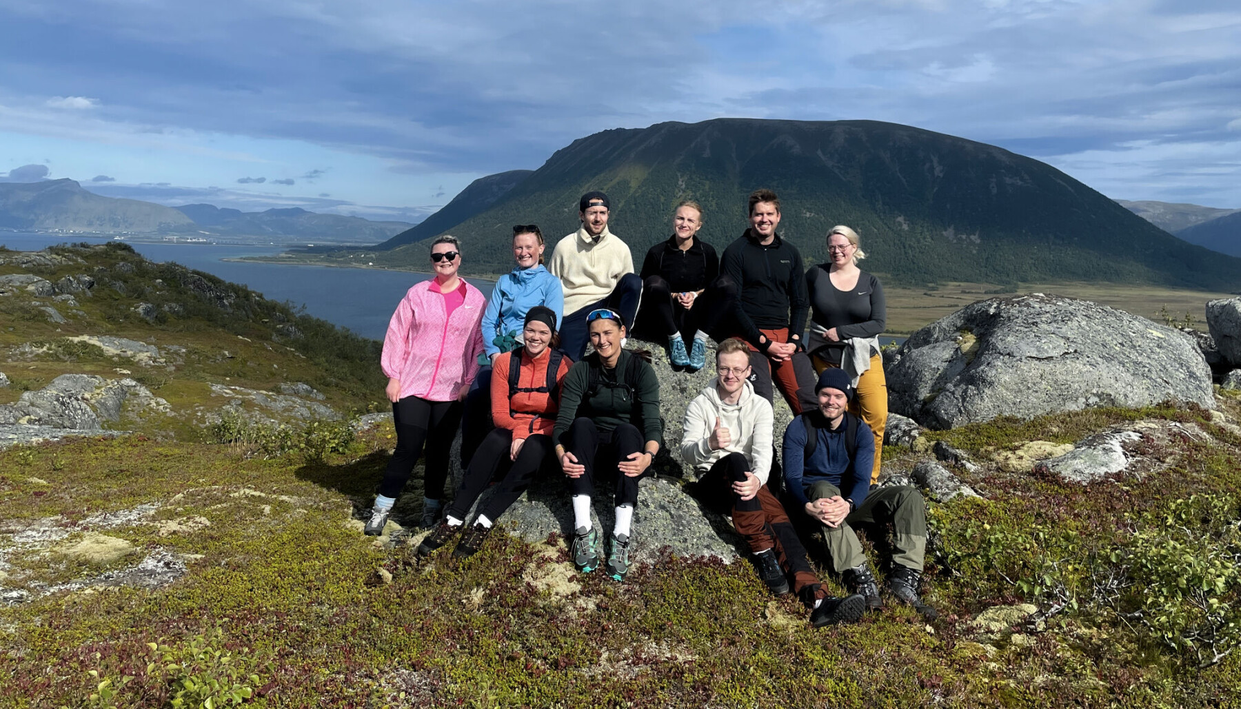 Årets trainee-kull samlet en sommerdag i Vesterålen. Årets trainee-kull samlet en sommerdag i Vesterålen.