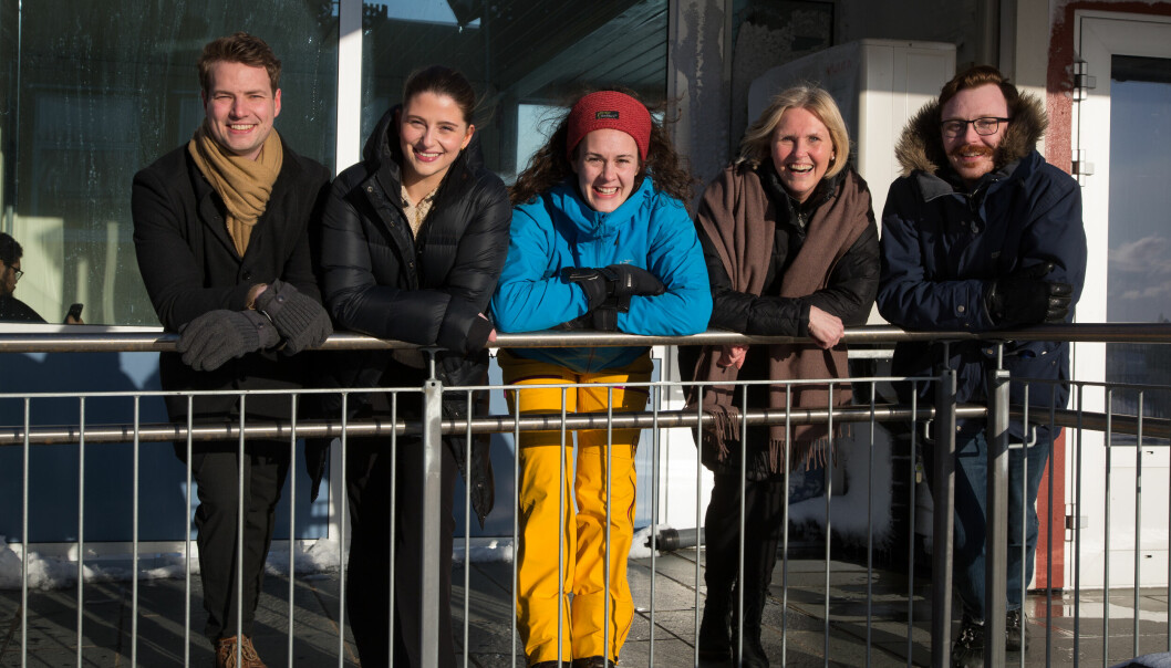 Rektor Ellen Ingebrigtsen med de fire unge lærerne.