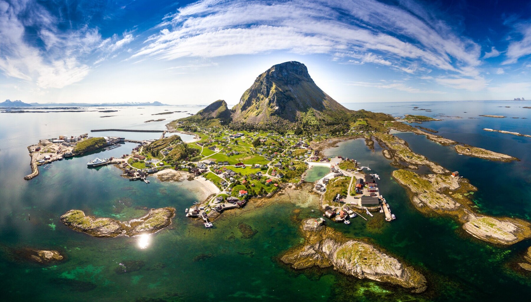 Lovund er et av de mange livskraftige lokalsamfunnene i Lurøy. Lovund er et av de mange livskraftige lokalsamfunnene i Lurøy.