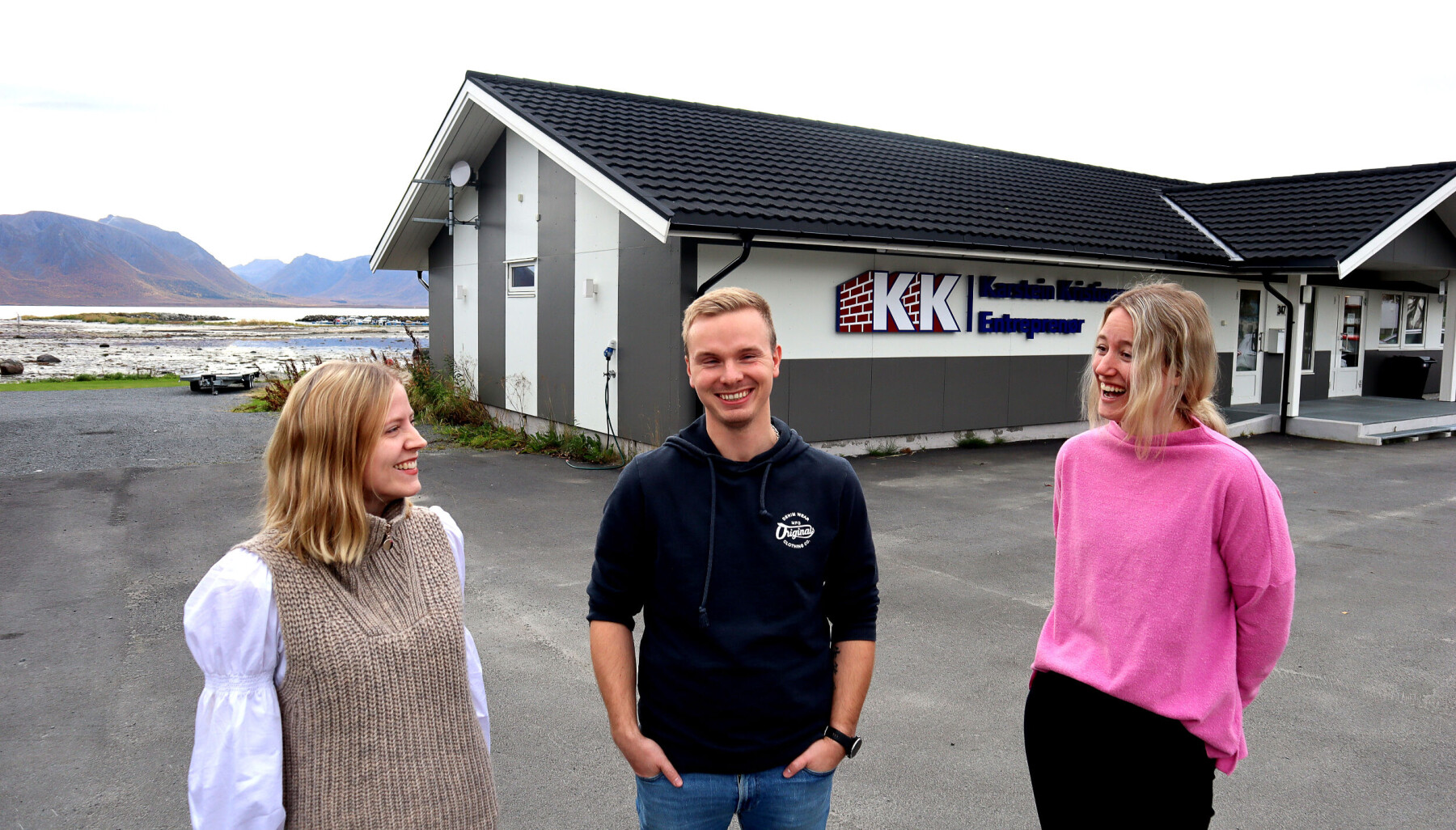 Du får mange unge, dyktige kolleger, som prosjektleder Sofie Norheim, prosjektleder Martin C. Dahl og administrasjonsmedarbeider Tonje Rønning Hansen. Du får mange unge, dyktige kolleger, som prosjektleder Sofie Norheim, prosjektleder Martin C. Dahl og administrasjonsmedarbeider Tonje Rønning Hansen.