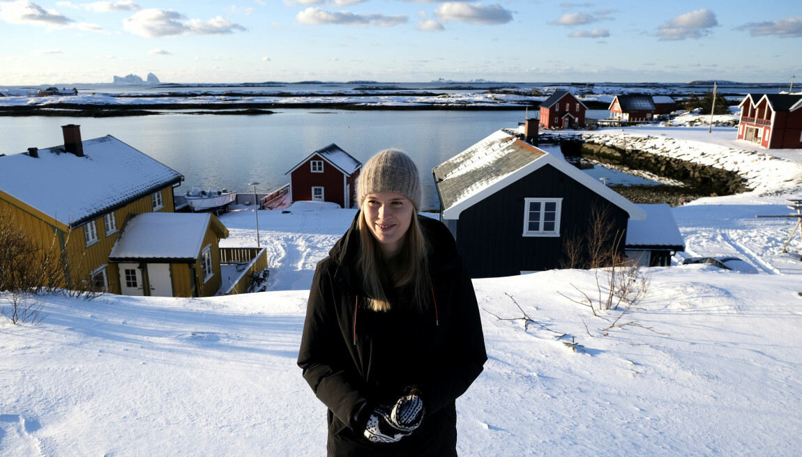 Sofie Lovise Thomassen på Lovund – med den helgelandske skjærgården i bakgrunnen.