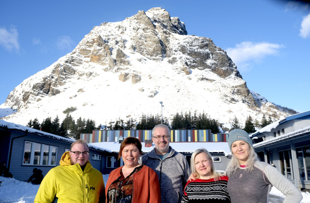 Noen av dine nye kolleger? Lovund skole og øyas karakteristiske fjell i bakgrunnen. Noen av dine nye kolleger? Lovund skole og øyas karakteristiske fjell i bakgrunnen.