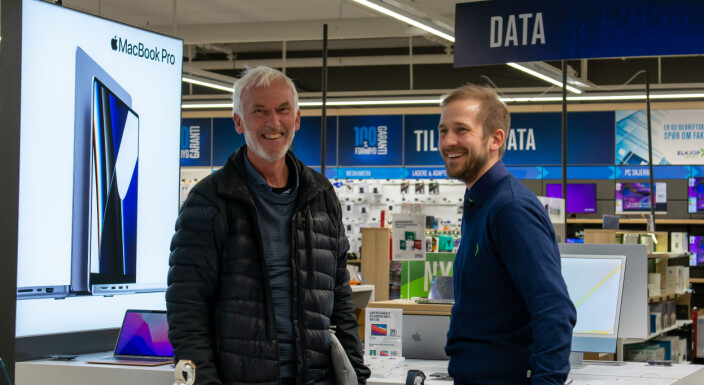 Per Johnsen og Truls Bang, varehussjef på Elkjøp Sortland. Per Johnsen og Truls Bang, varehussjef på Elkjøp Sortland.