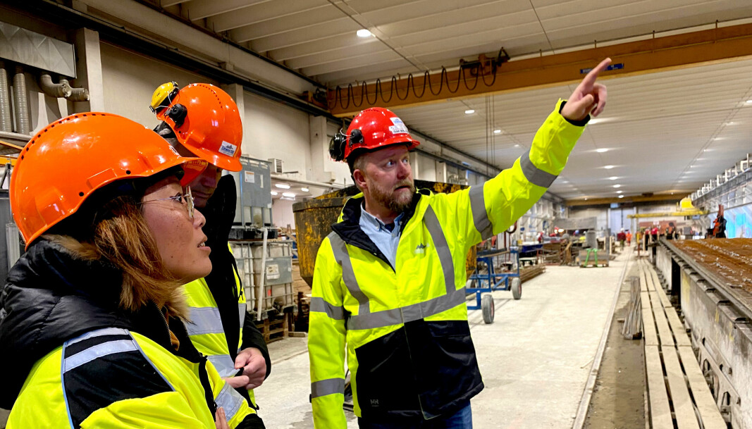 Isak Berntsen, daglig leder på Element NOR i Balsfjord forklarer en interessert regiondirektør Målfrid Baik hvordan de produserer betongelementer.