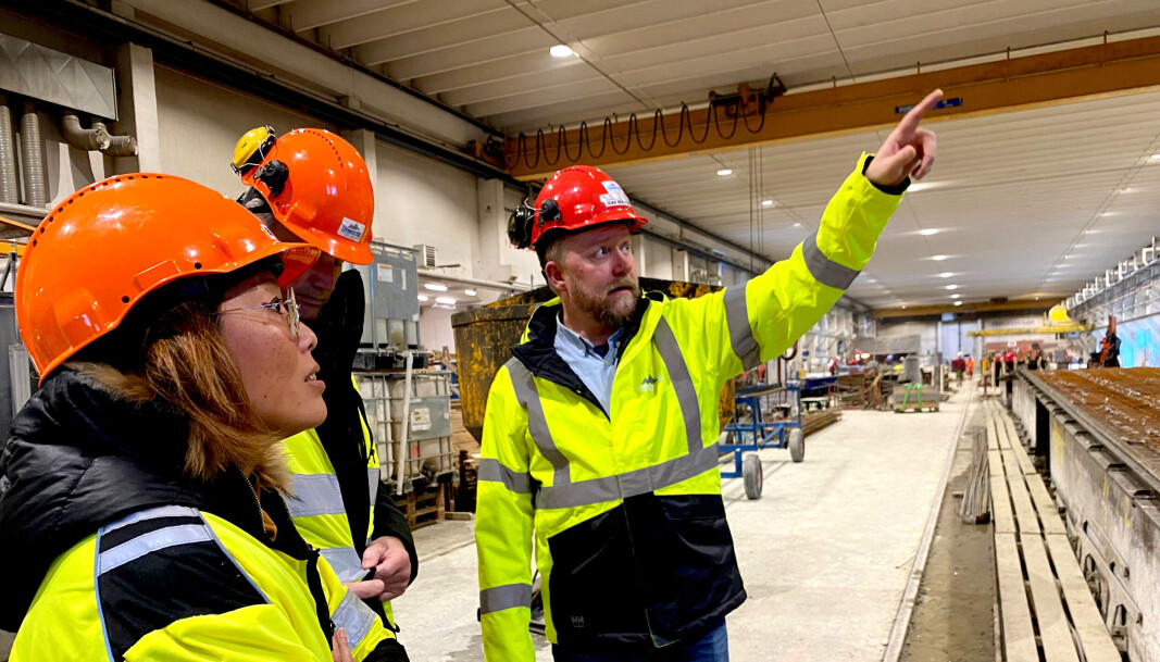Isak Berntsen, daglig leder på Element NOR i Balsfjord forklarer en interessert regiondirektør Målfrid Baik hvordan de produserer betongelementer. Isak Berntsen, daglig leder på Element NOR i Balsfjord forklarer en interessert regiondirektør Målfrid Baik hvordan de produserer betongelementer.