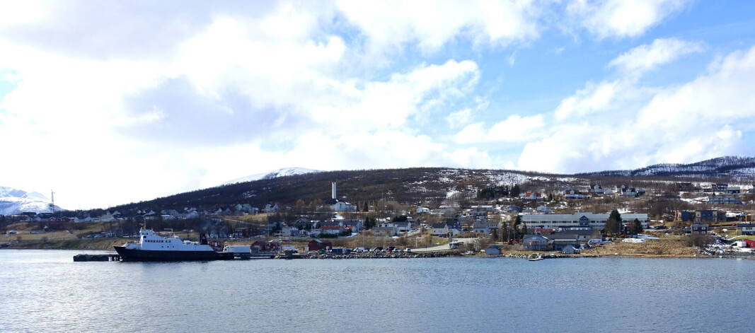 Hansnes, kommunesenteret i Karlsøy. Hansnes, kommunesenteret i Karlsøy.