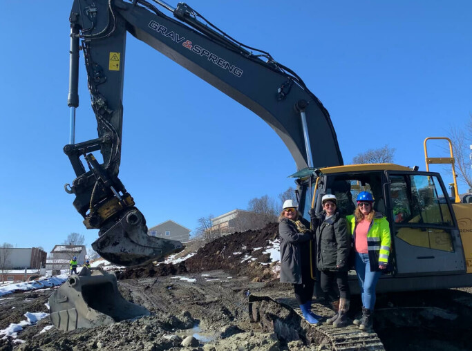 Nærings- og samfunnsutvikler Hanne-Sofie Roaldsen, ordfører Mona Pedersen og drifts- og utviklingssjef Kristin Hølleland på befaring på Slettmo Boligfelt våren 2021. Nærings- og samfunnsutvikler Hanne-Sofie Roaldsen, ordfører Mona Pedersen og drifts- og utviklingssjef Kristin Hølleland på befaring på Slettmo Boligfelt våren 2021.