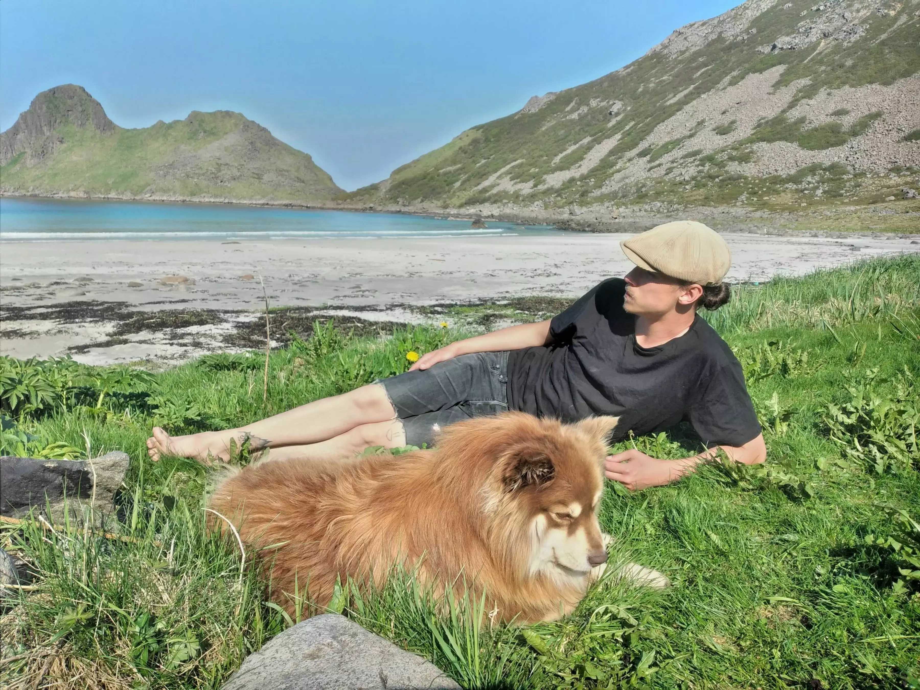 Mattias Thyberg og hans finske spisshund Pumba synes det er helt ok + i Nord-Norge.