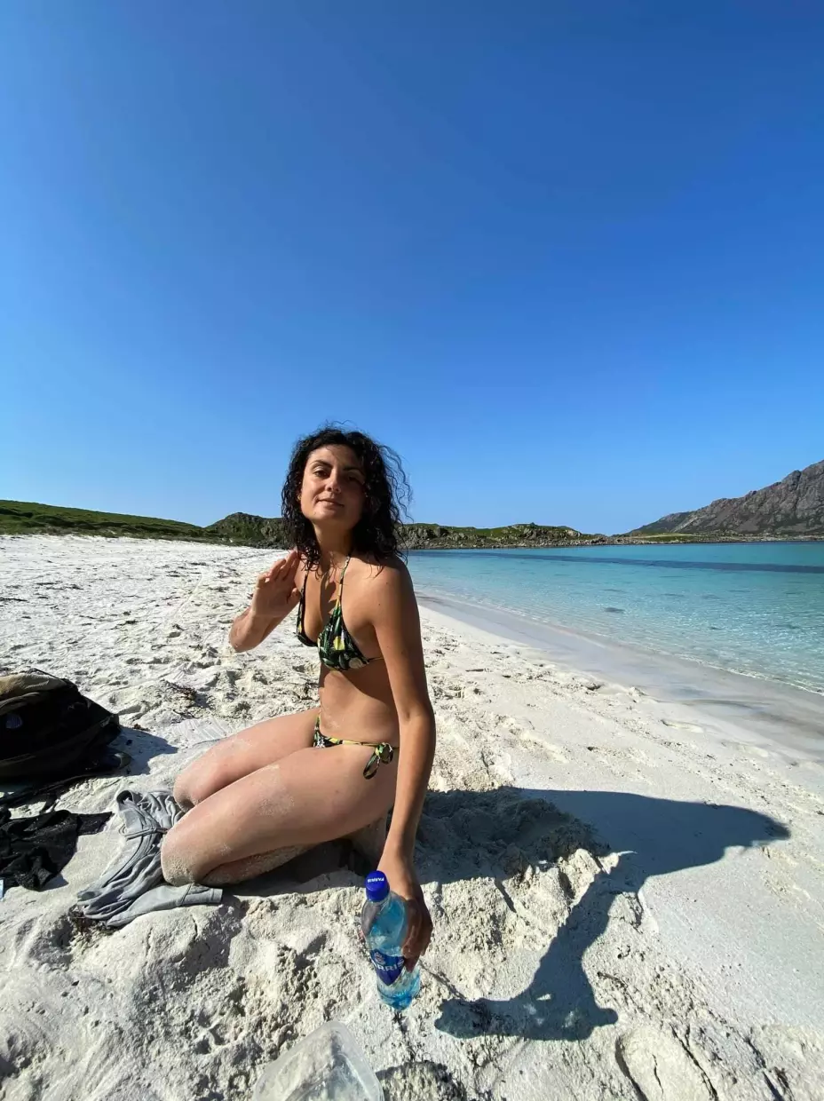 Marianna Longo elsker å utforske regionen. Her på ei strand på yttersida av Vesterålen i mai 2022.