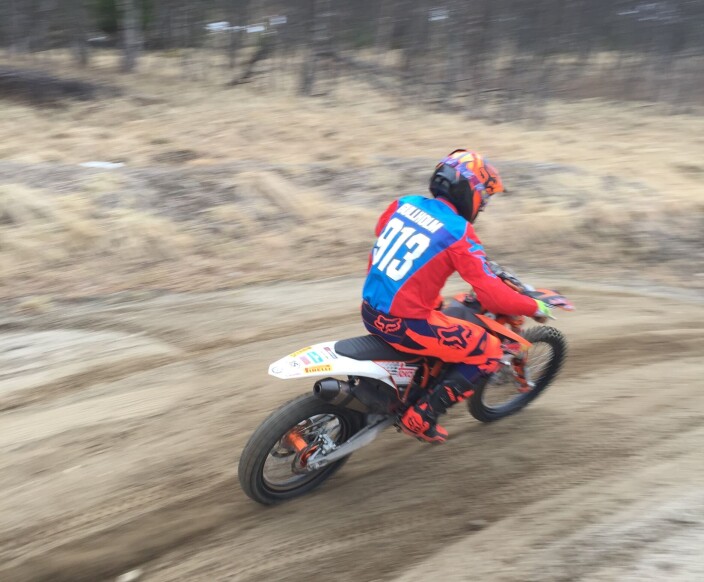 Roger i full fart på motorcrossbanen. Roger i full fart på motorcrossbanen.