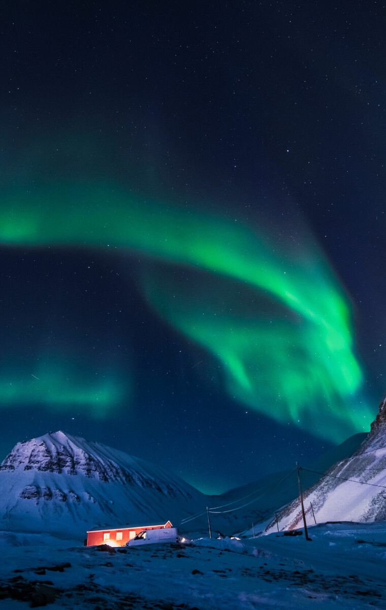The polar Northern lights in the mountains house of Svalbard, Longyearbyen city, Spitsbergen, Norway wallpaper