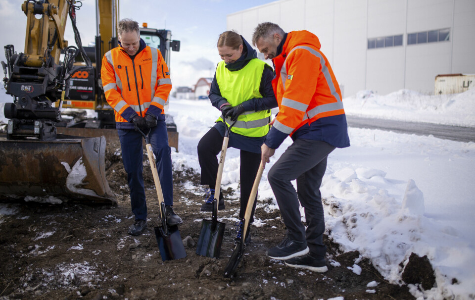 Samferdselsminister Jon-Ivar Nygård, ordfører Ida Pinnerød og konserndirektør Abraham Foss fra Avinor tok det første spadetaket på ny lufthavn 21. mars.