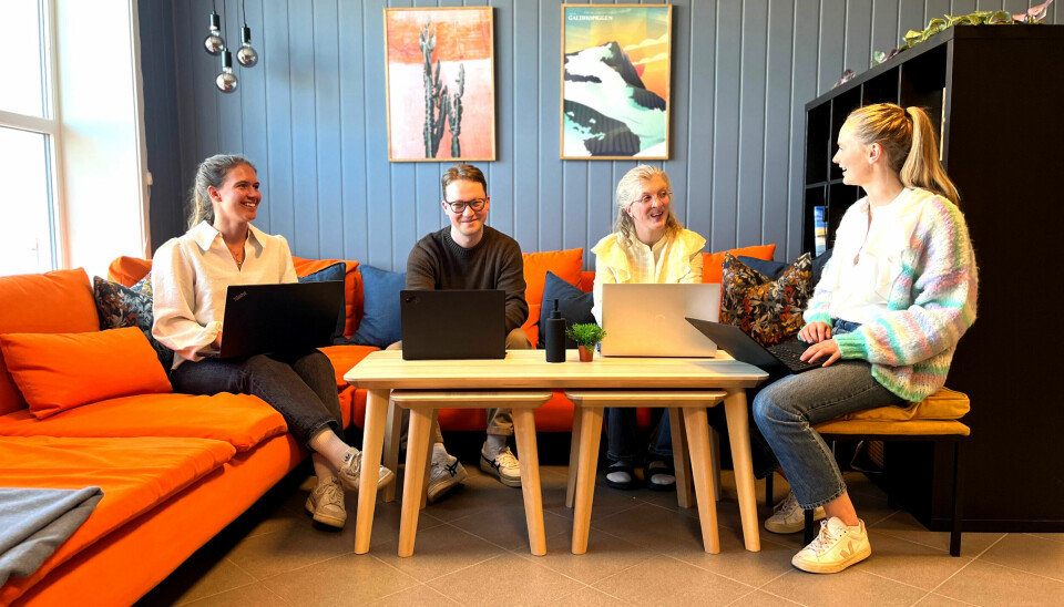 Regine Arnkværn (til venstre) leder supportteamet – her sammen med tre kolleger: