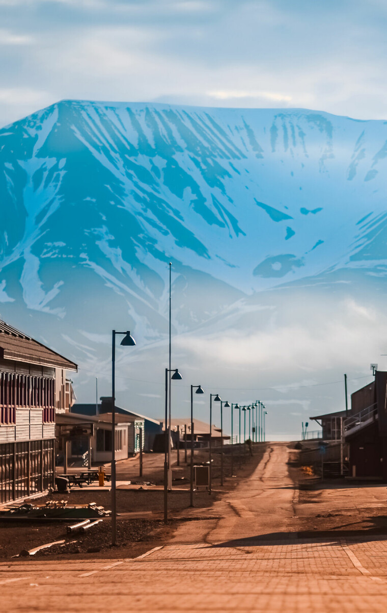 Landscape,Deserted,Longyearbyen,City,Nobody,With,Blue,Sky,And,Summer