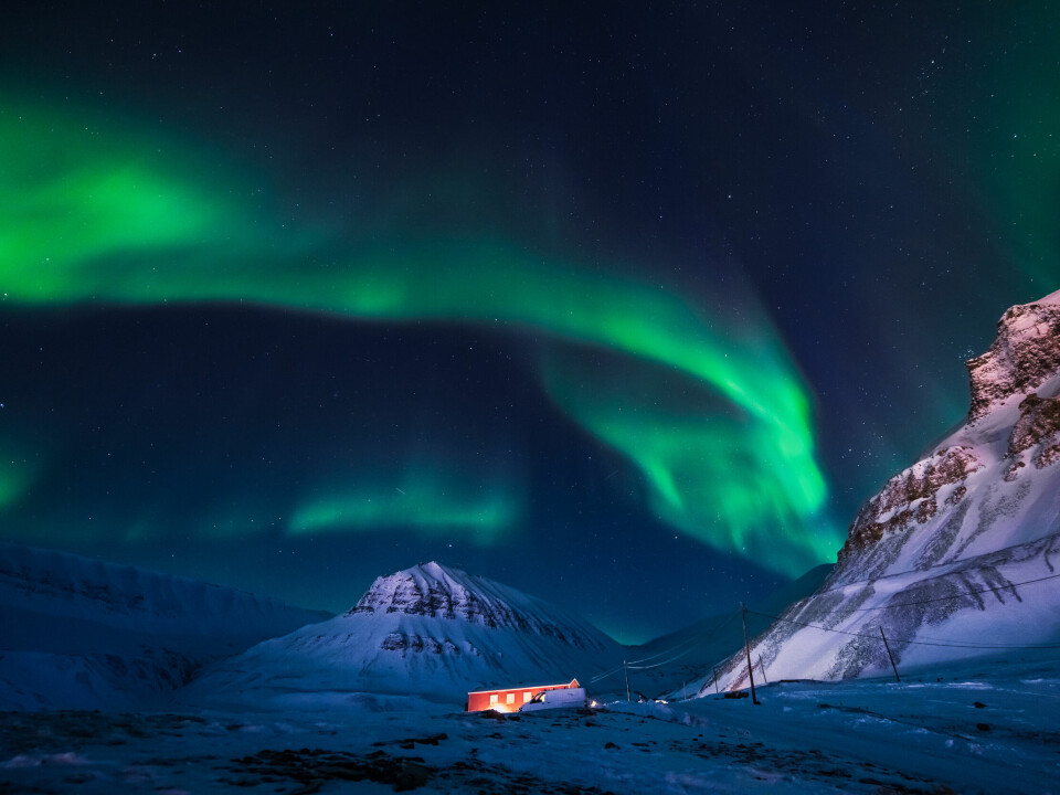 The polar Northern lights in the mountains house of Svalbard, Longyearbyen city, Spitsbergen, Norway wallpaper