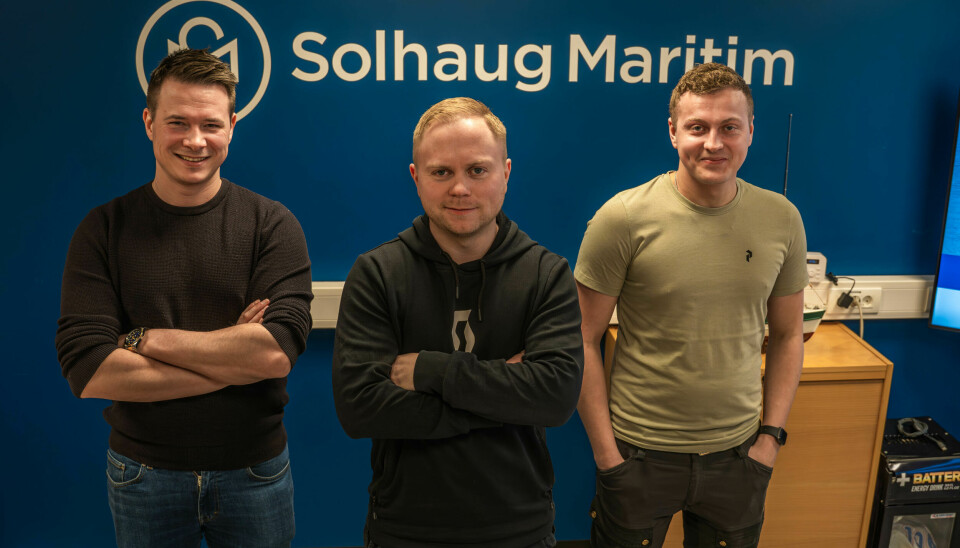 Det blir en ny hverdag for Mikael Astrup (midten) når han skal inn i ny jobb sammen med administrerende direktør Stephan Solhaug (t.v.) og skipsmegler Aleksander Danielsen Mietinen.