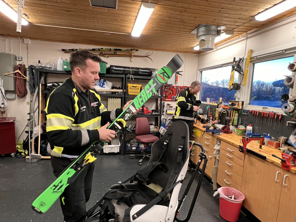Raymond Mathisen og Ron Kaspersen jobber som driftsoperatører ved Valnesfjord Helsesportsenter. De jobber blant annet med tilpassing av diverse utstyr til pasientene.