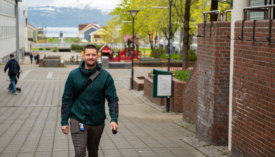 Gard Smalsundmo har fått ha kontorsted på Mo i Rana, mens han jobber med kunder i Mosjøen.