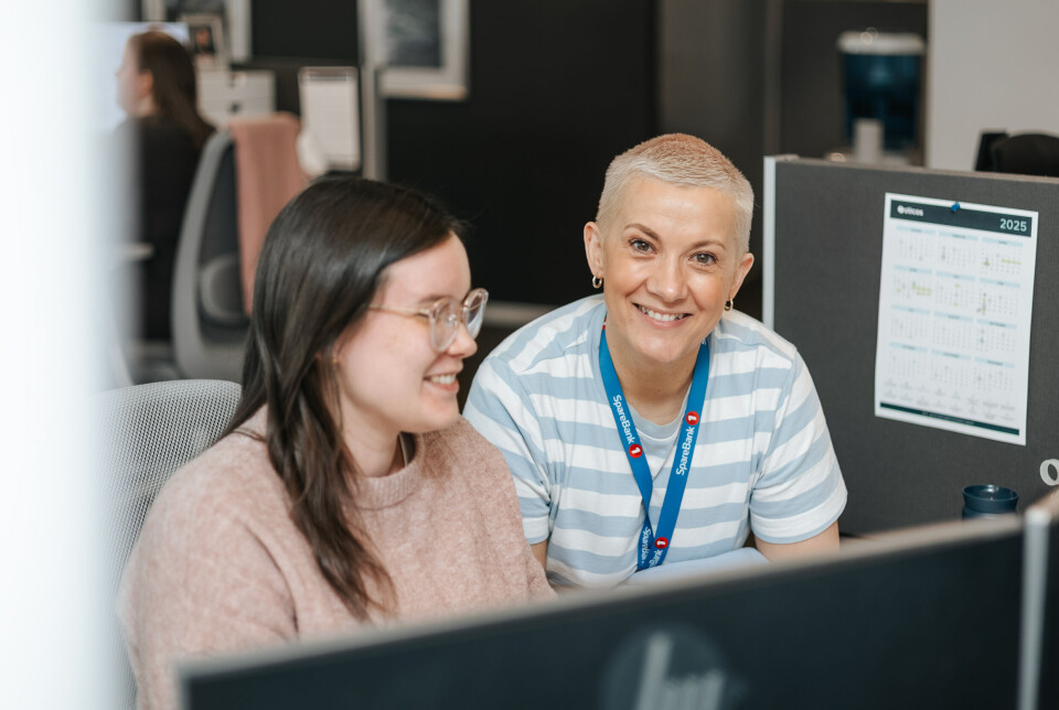 Pia Fløystad har fått solid støtte fra både avdelingsleder Øyvor Martinsen og andre kolleger gjennom hele tiden i Regnskapshuset.