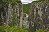 Dyp canyon ved Silfar med elv i bunnen og grønne fjell i Finnmark.
